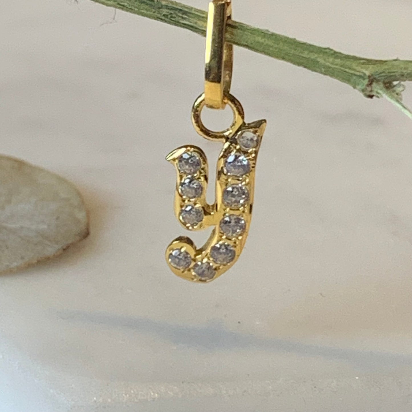 18ct Gold ‘y’ Pendant | 14mm