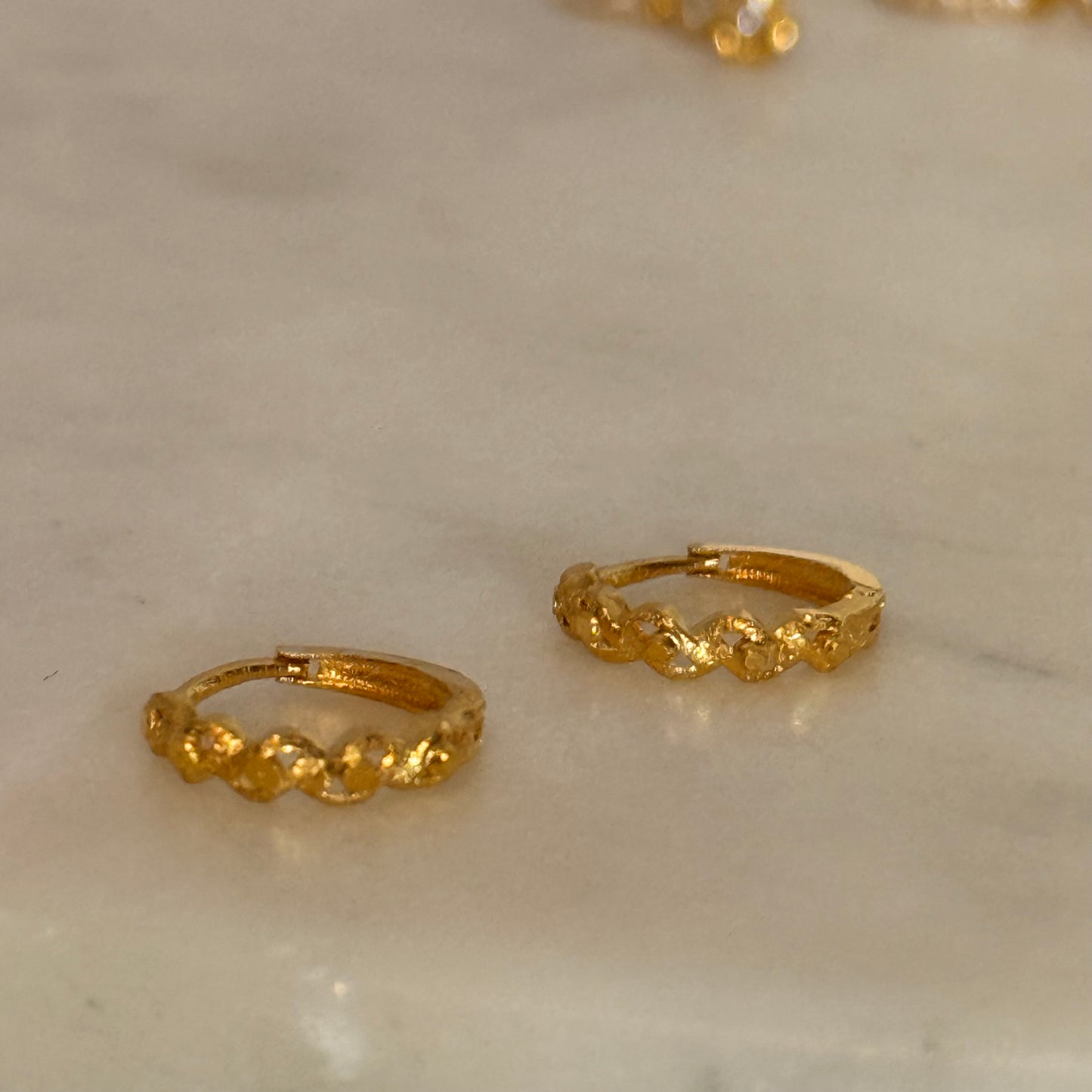 Entwine, 18ct Huggies pair | 8mm