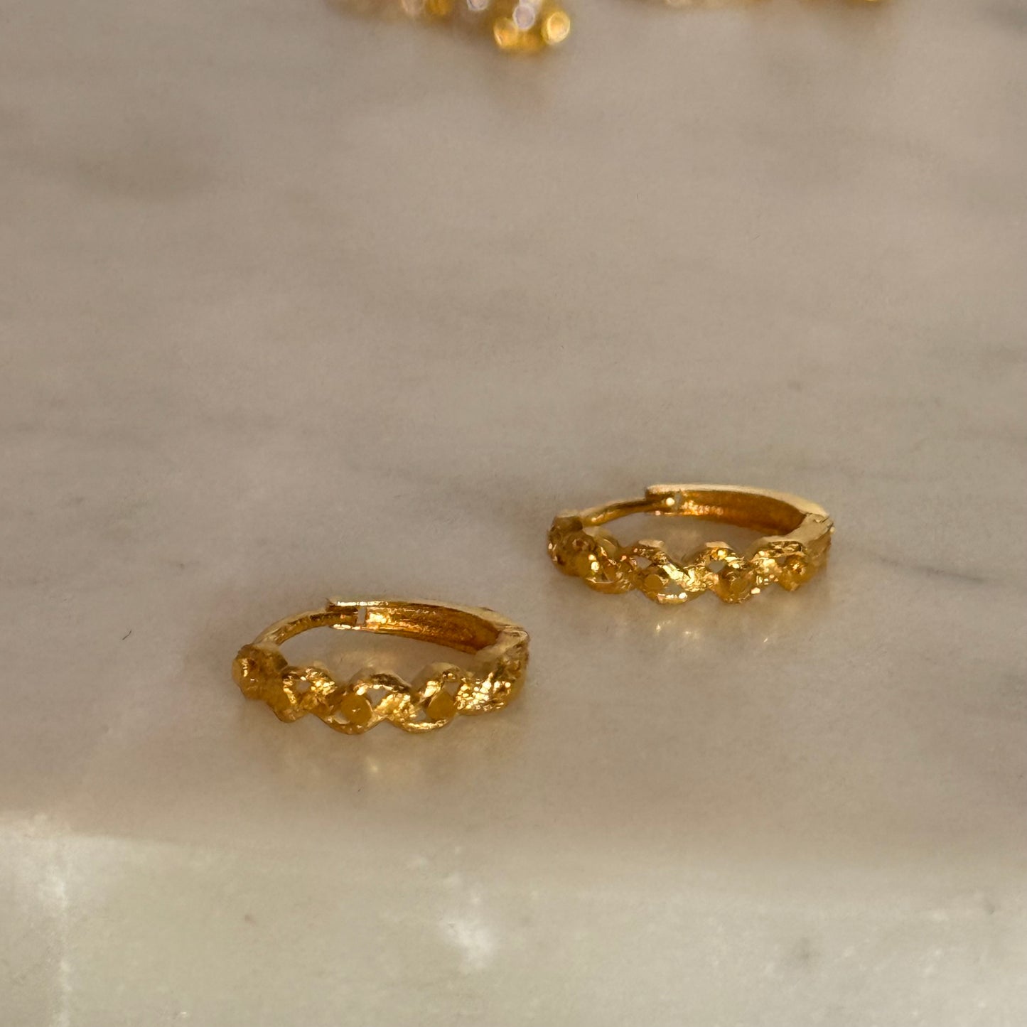 Entwine, 18ct Huggies pair | 8mm