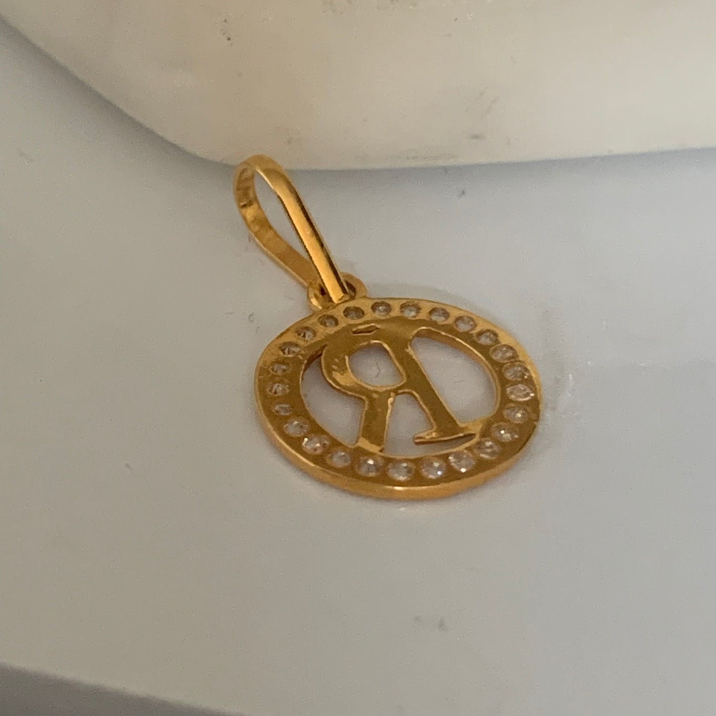 18ct Gold R Initial Pendant