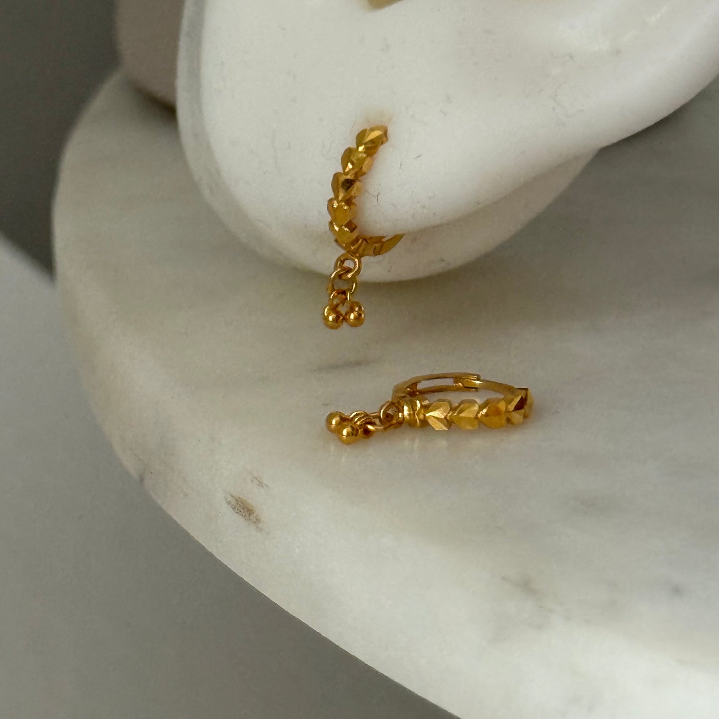 18ct gold Huggies pair | 8mm
