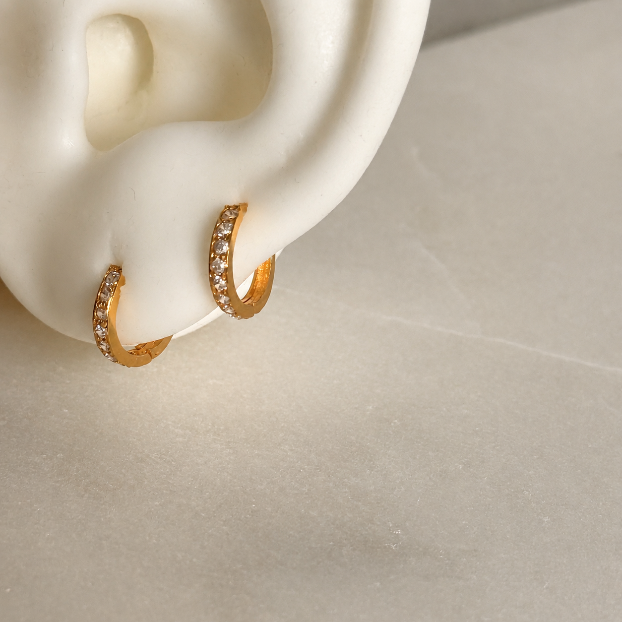 Hanna, 18ct gold Huggies | 8mm
