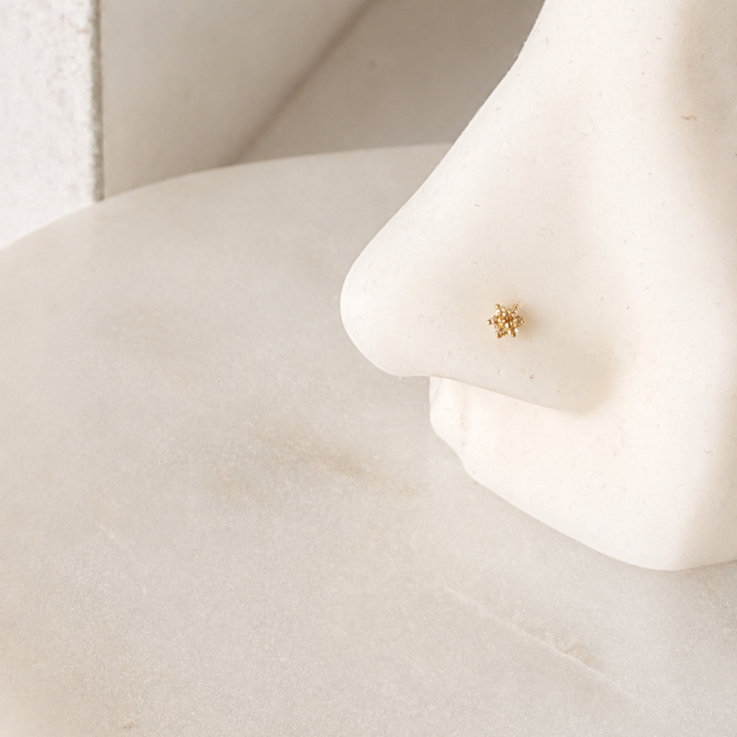 Daisy | 18ct gold stud, 4mm