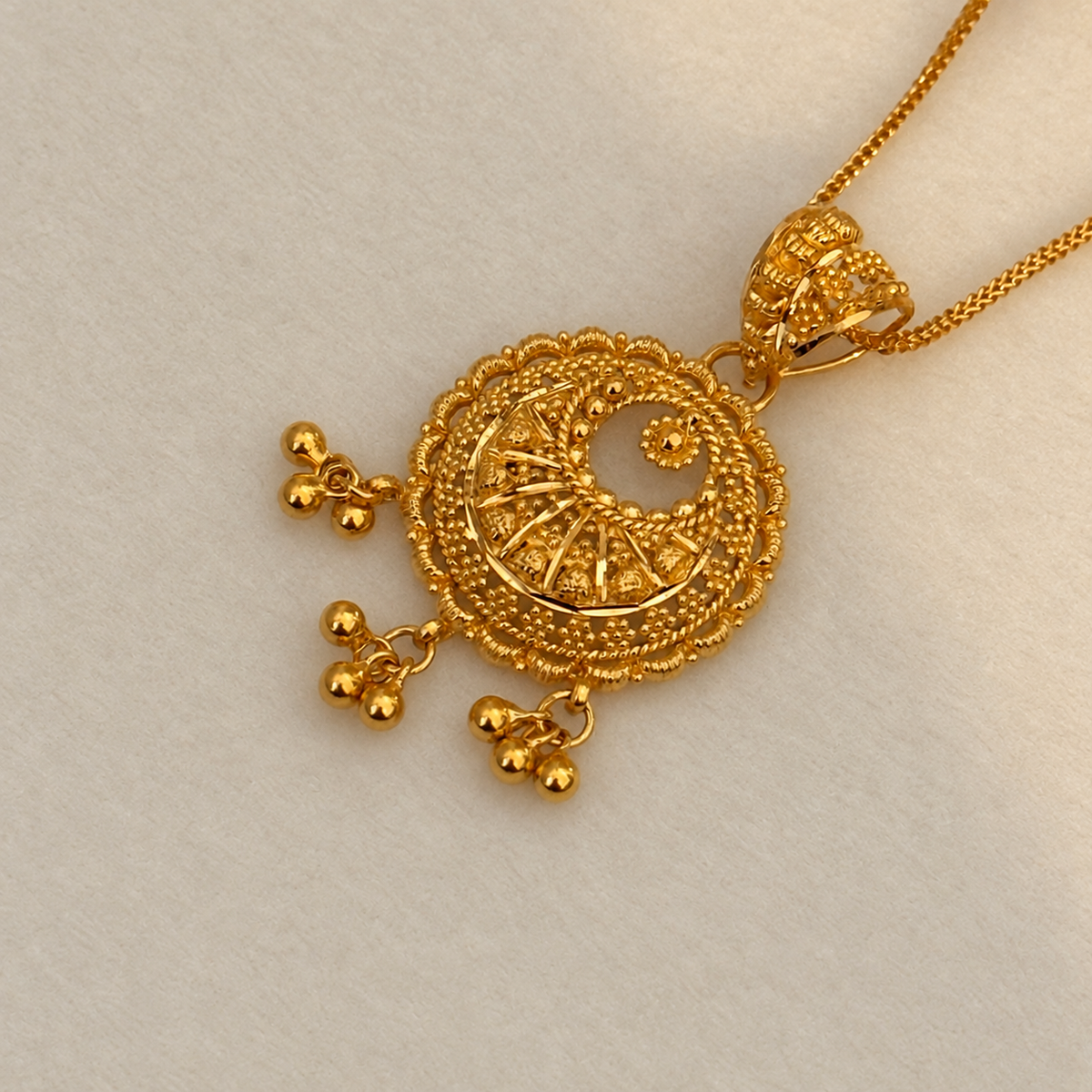 Ria | 22ct gold pendant & Chain