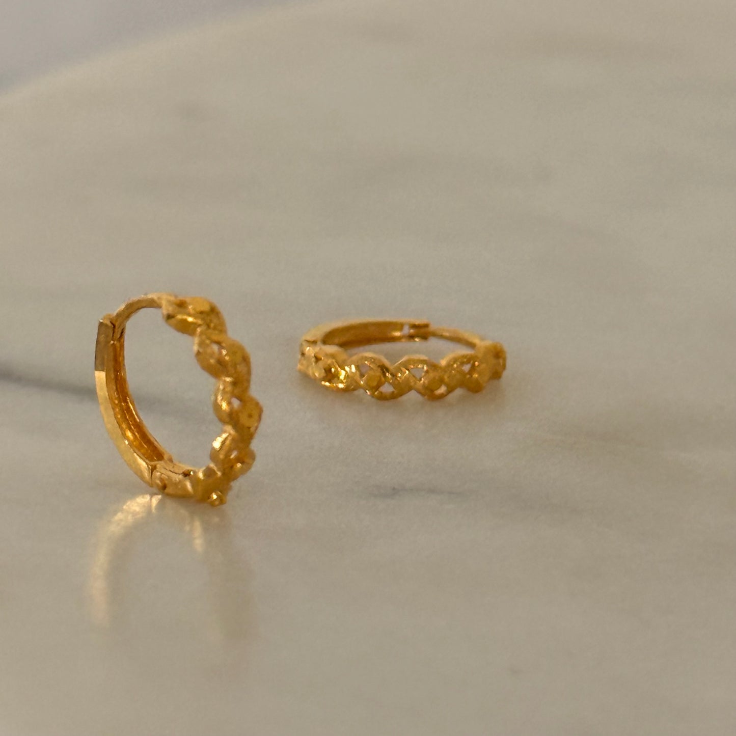 Entwine, 18ct Huggies pair | 8mm