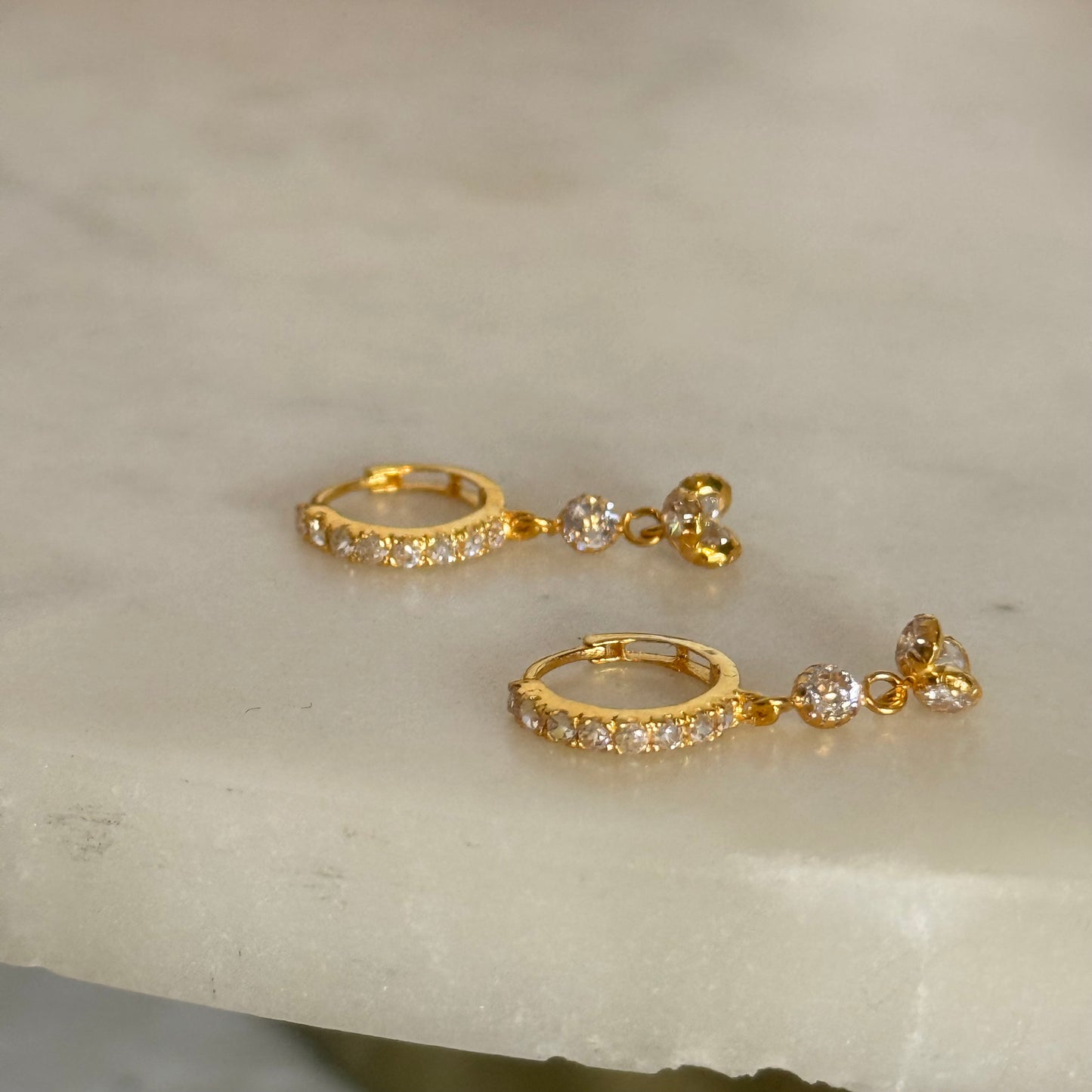 Droplet | 18ct gold dangly hoop, 7mm