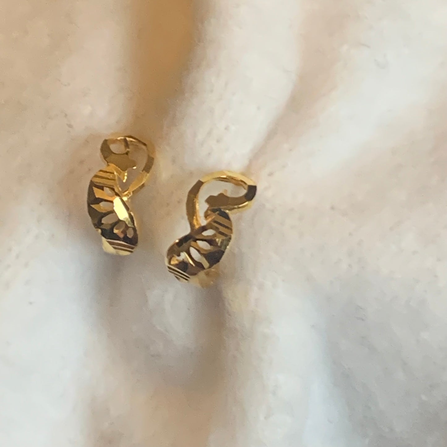 18ct Gold Huggie Hoops | 7mm