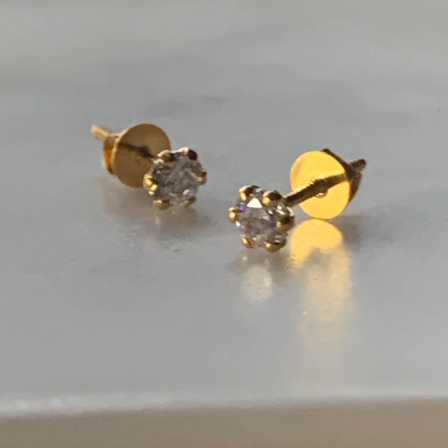 18ct gold small stud pair | 4mm