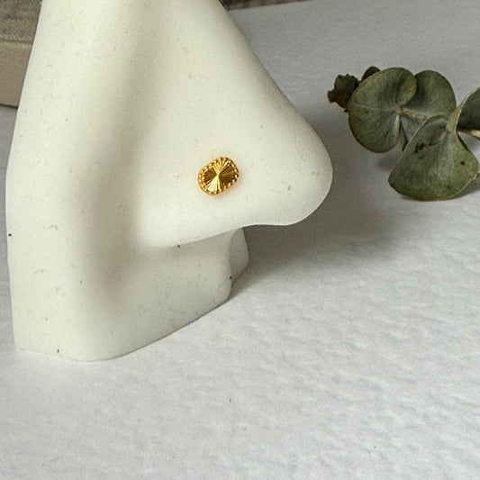 18ct gold biscuit stud single piece