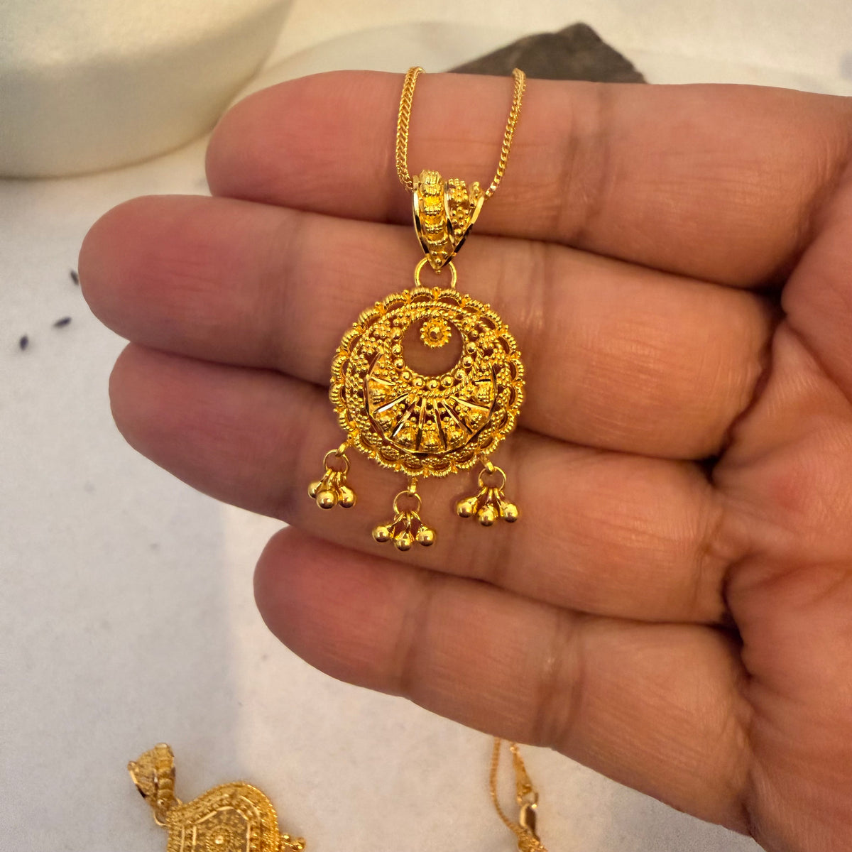 Ria | 22ct gold pendant & Chain