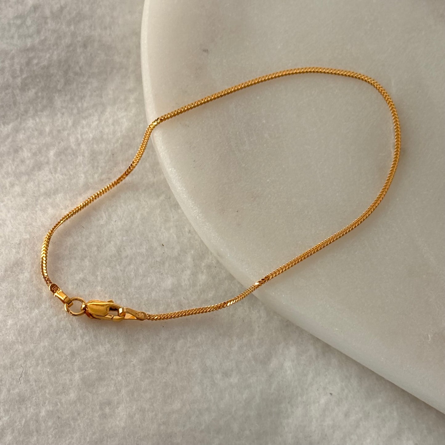 22ct gold minimal bracelet | 7.7 inch