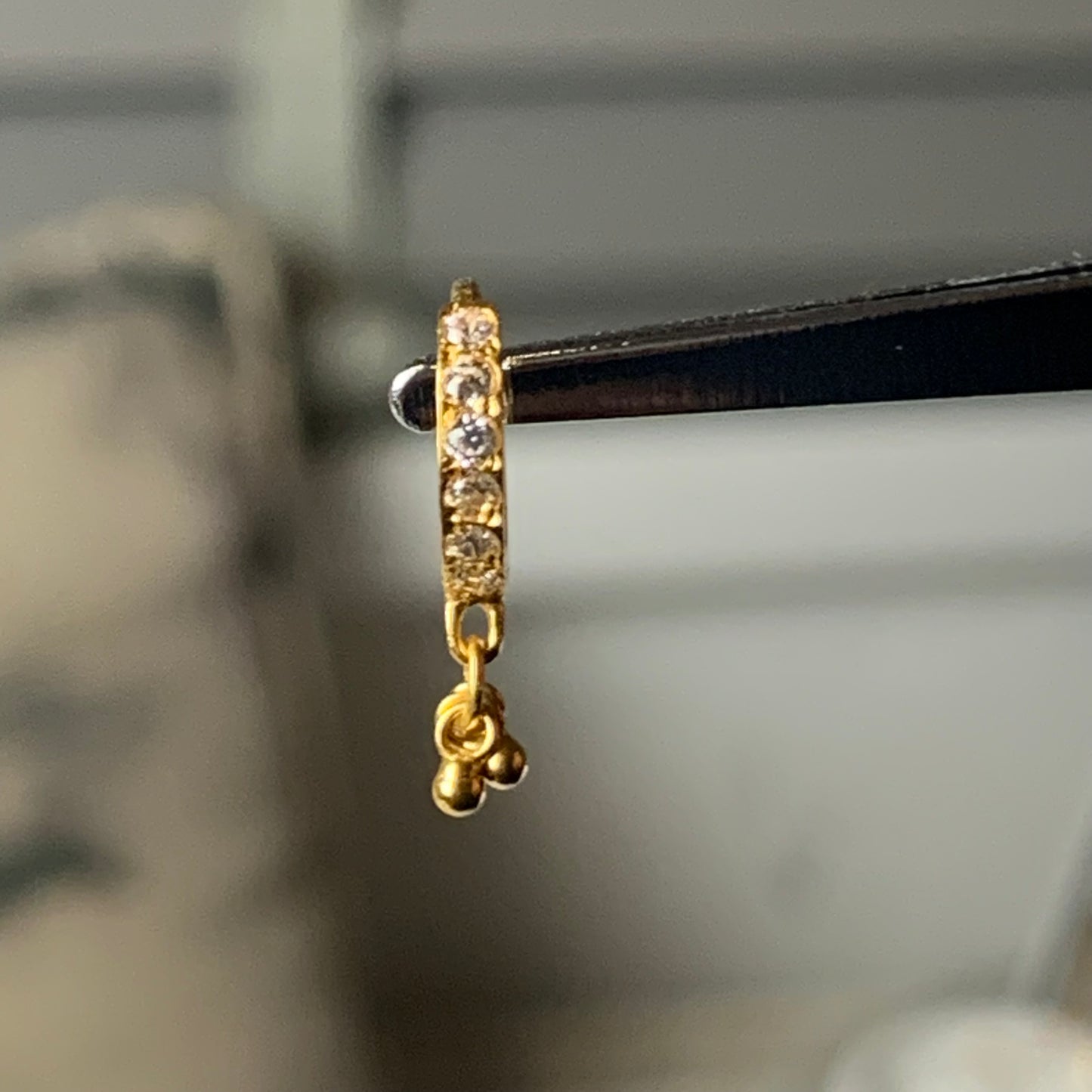 18ct gold dangly hoop | 7mm