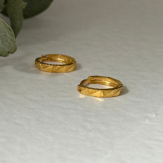 18ct gold Huggies pair | 7mm