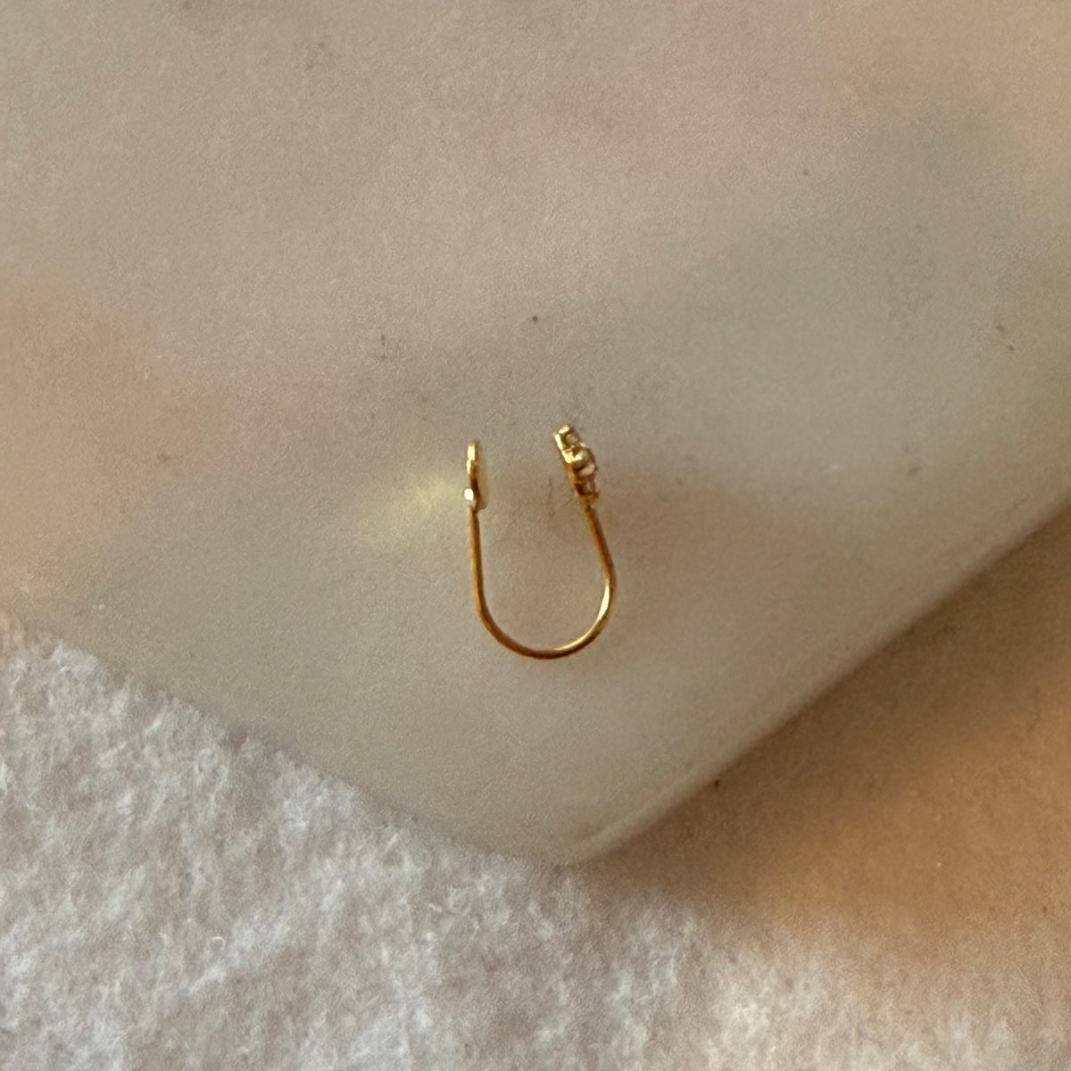 18ct gold floral stud (no piercing required)