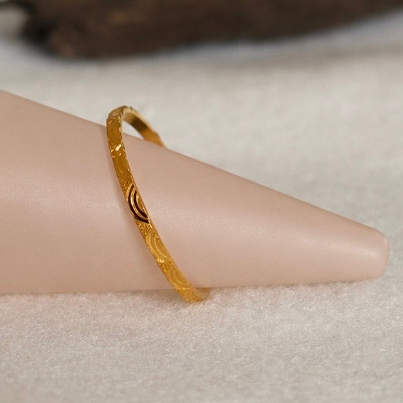 Heritage | 18ct gold band, size P