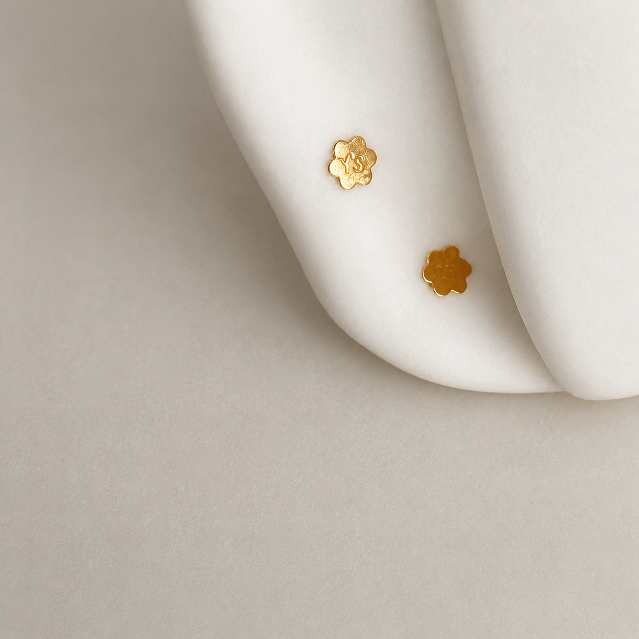 Star, 18 carat gold c/z cluster stud | 7mm