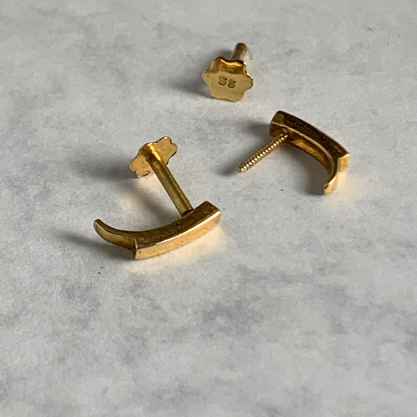 18 carat gold bar stud pair | 4mm drop