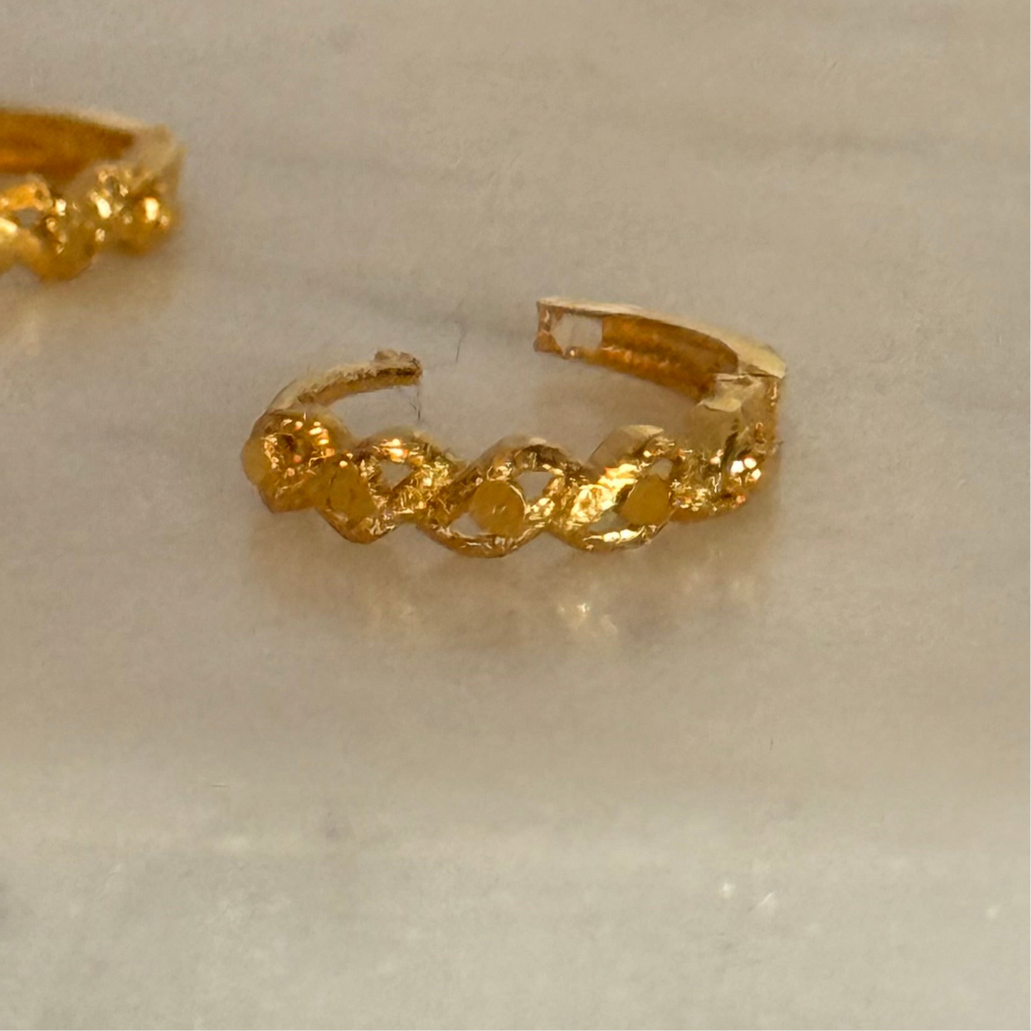 Entwine, 18ct Huggies pair | 8mm