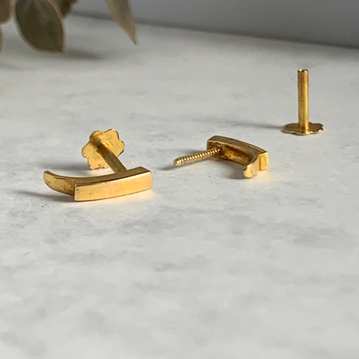 18 carat gold bar stud pair | 4mm drop