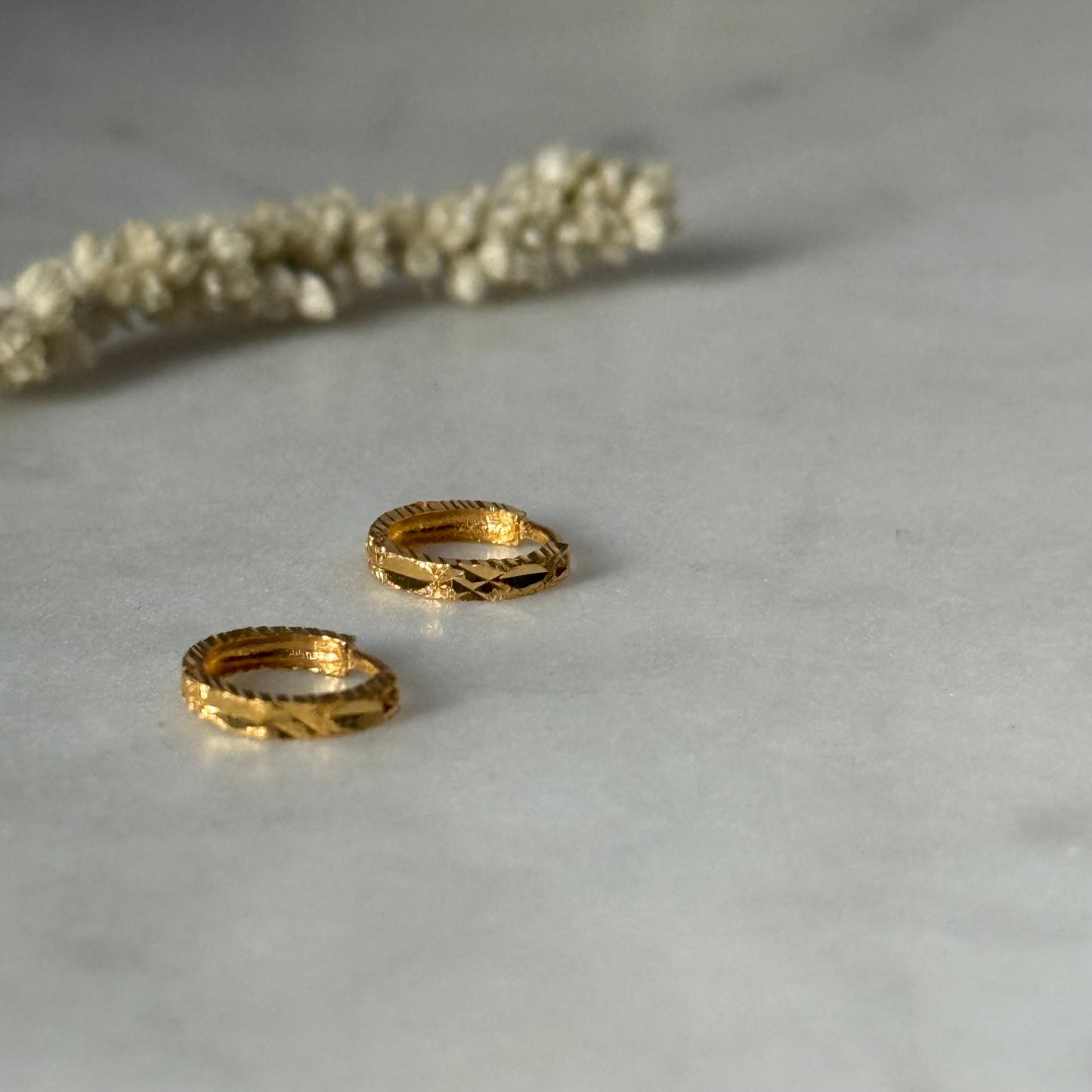 18ct gold intricate hoop | 7mm