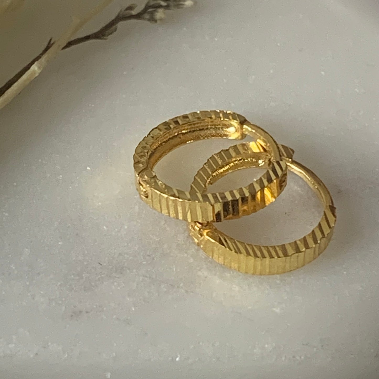 18ct Gold Huggies | 8mm