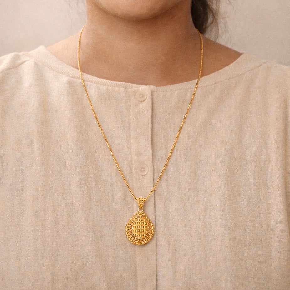 Emperess, 22ct gold chain & pendant