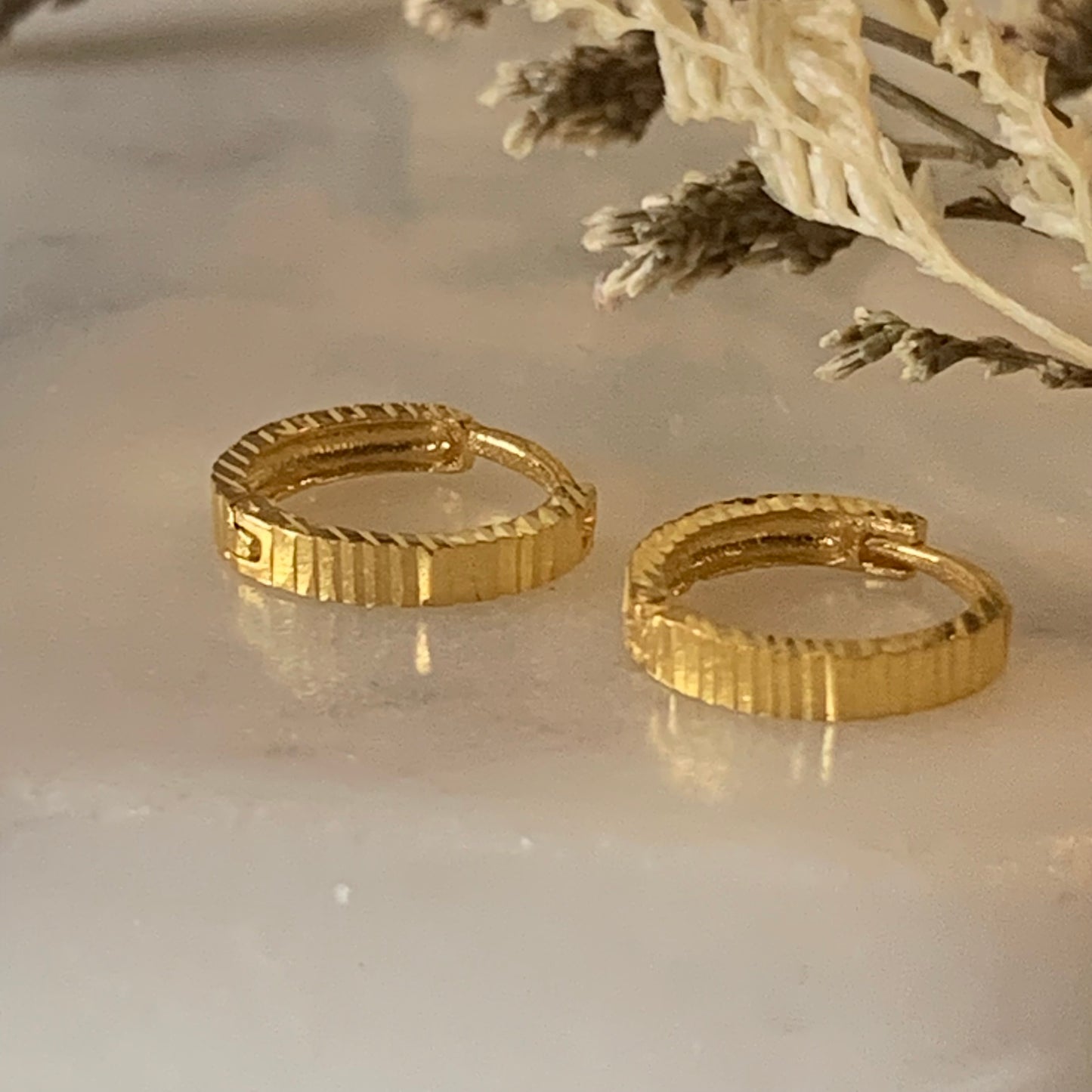 18ct Gold Huggies | 8mm