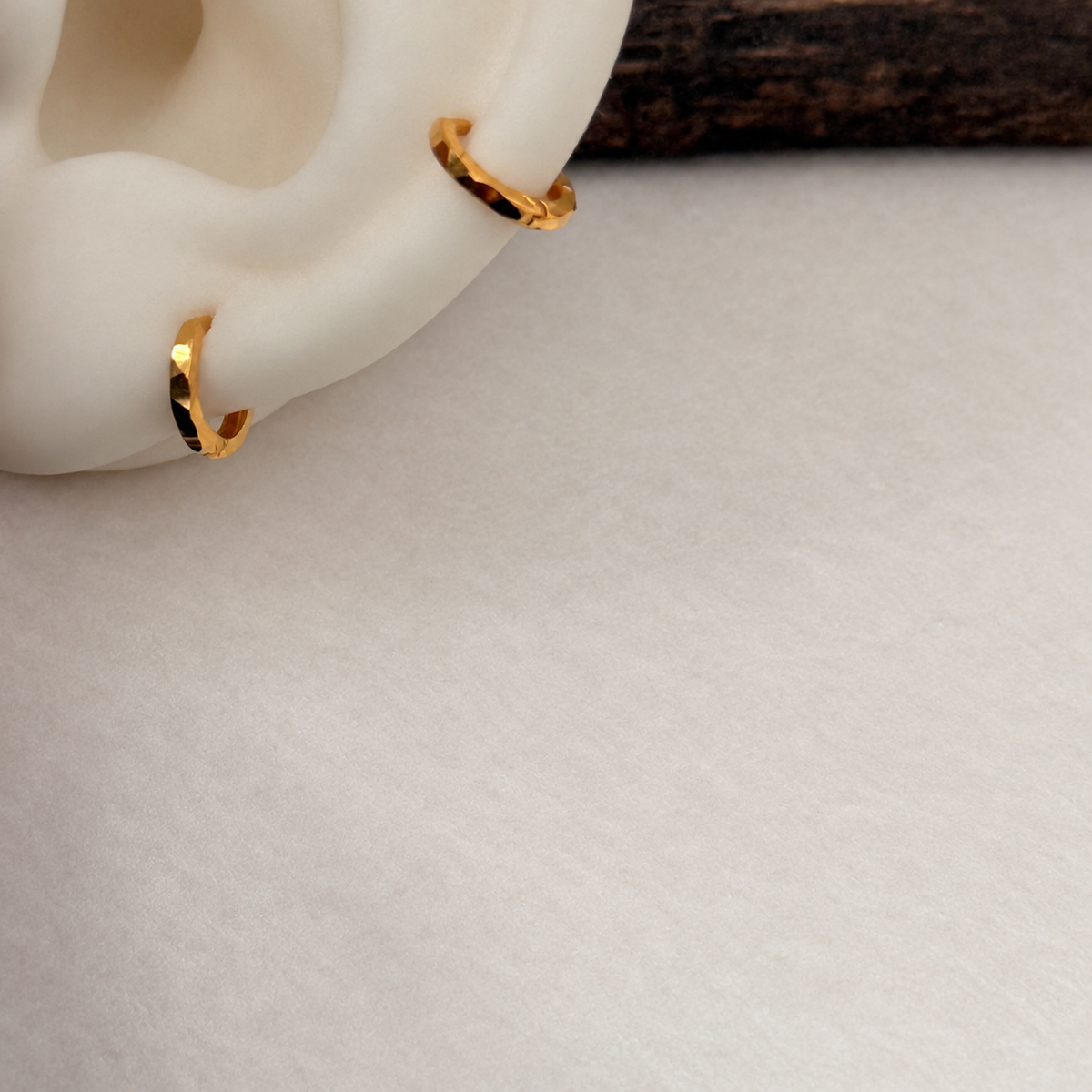 18ct Gold Classic Hoop | xs (5.5mm)