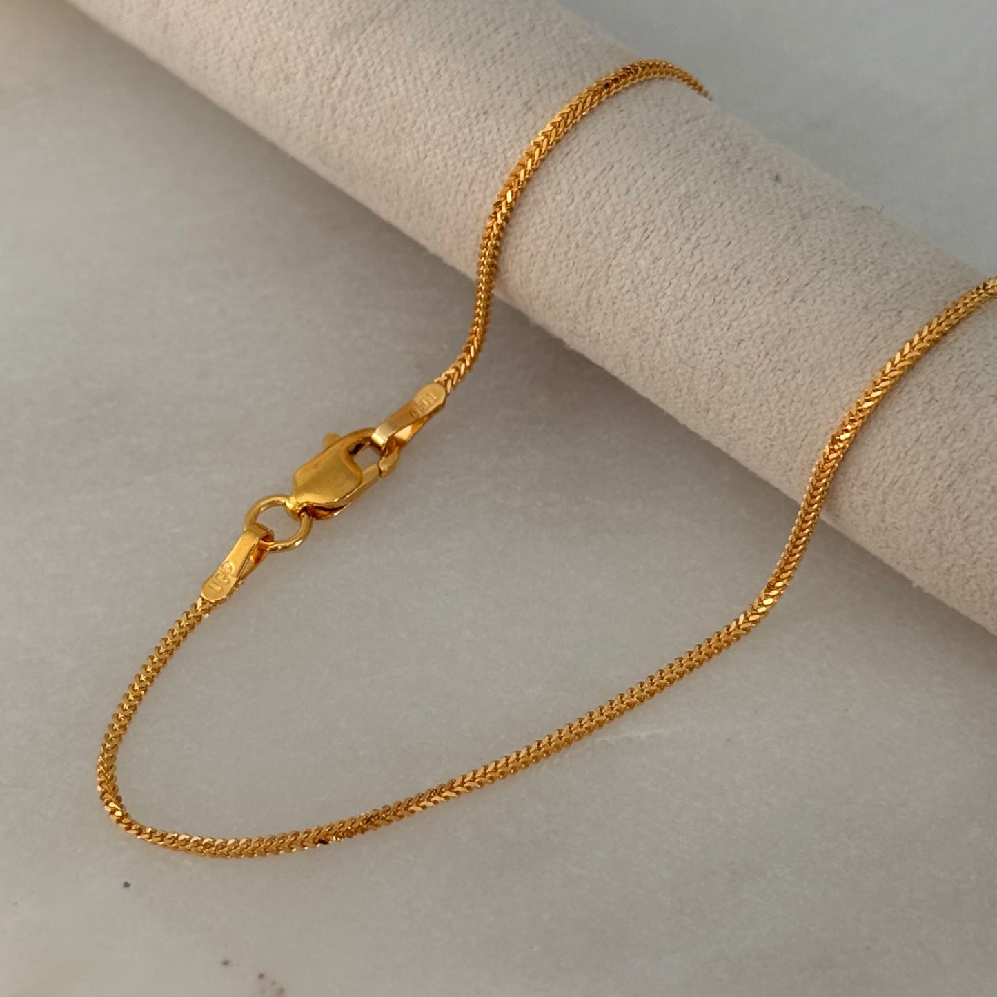 22ct gold minimal bracelet | 7.7 inch