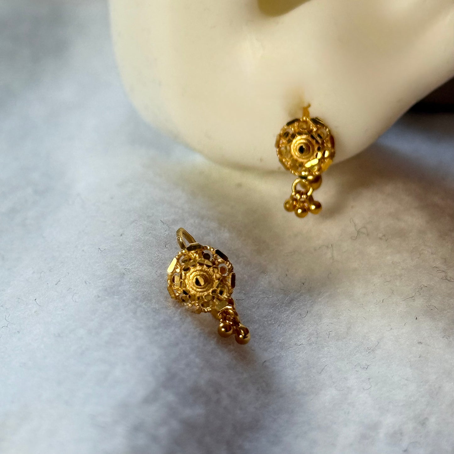 Mini Dahlia - 18ct gold hoop