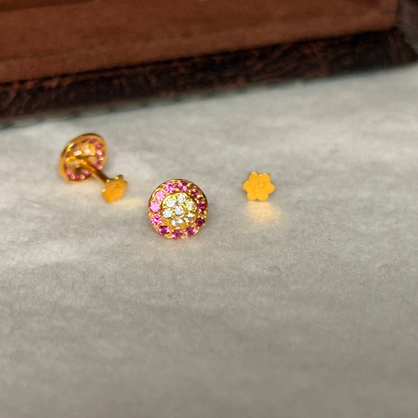Damask, 18ct Gold stud | 7mm