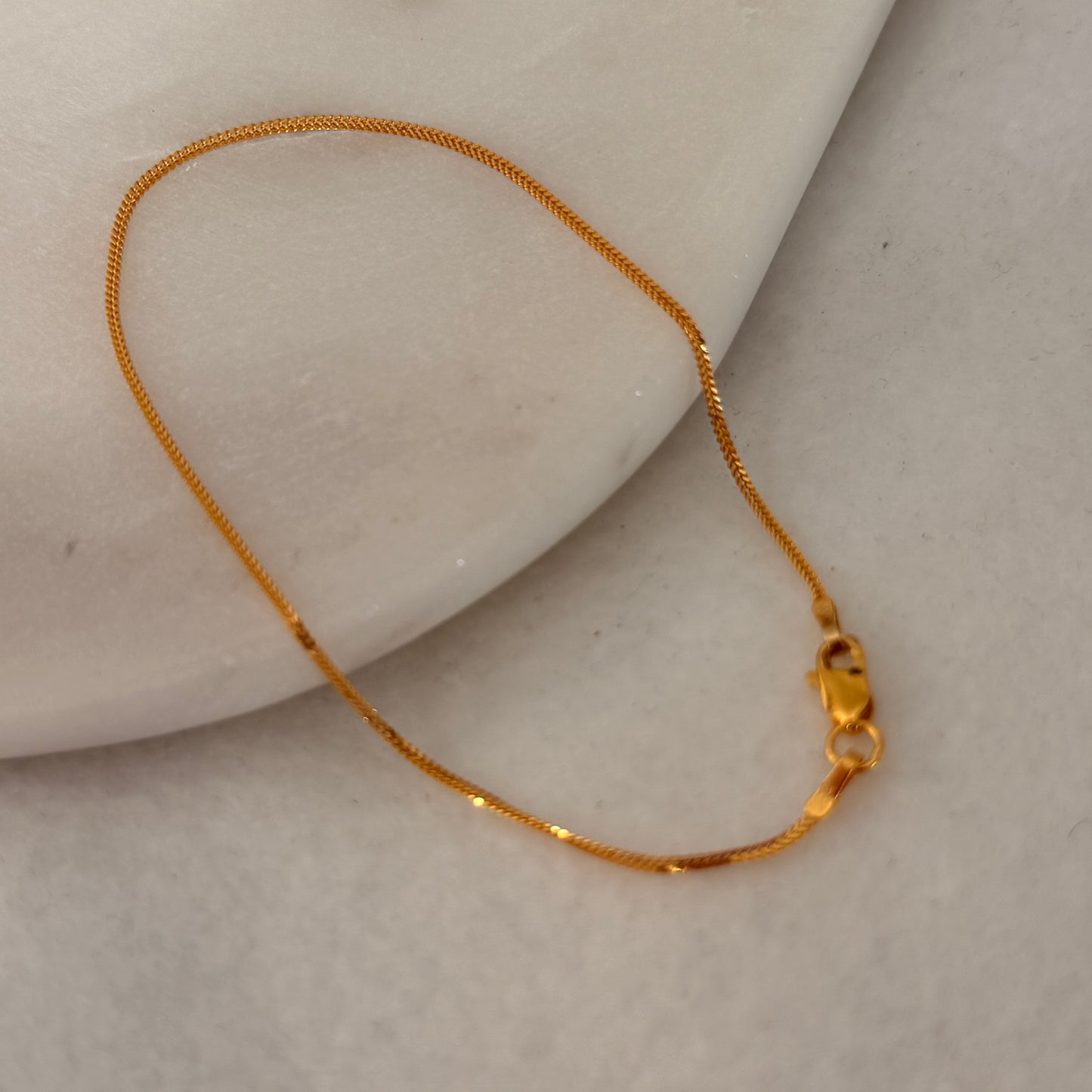 22ct gold minimal bracelet | 7.7 inch