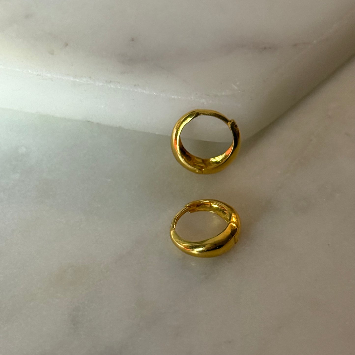 18ct gold mini chunky Huggies | 7mm