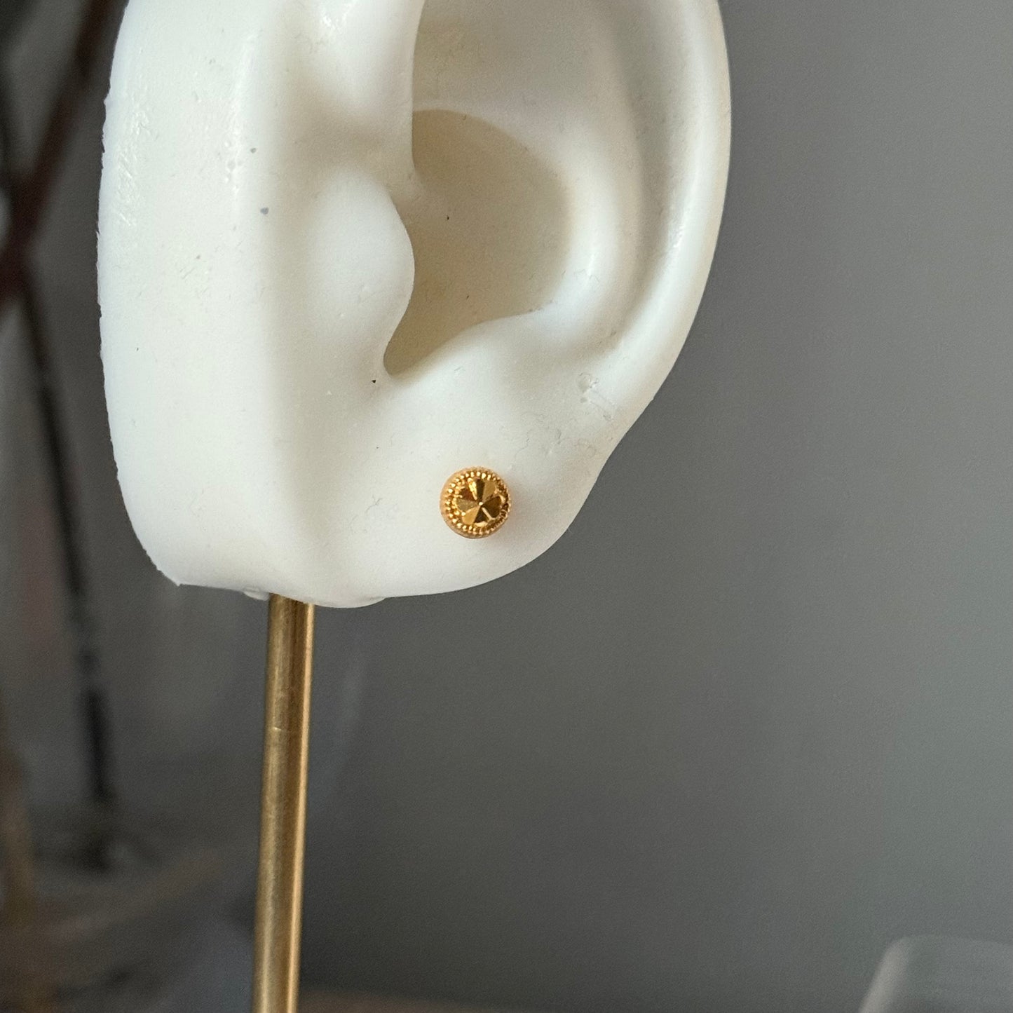 18ct gold round stud pair | 5mm
