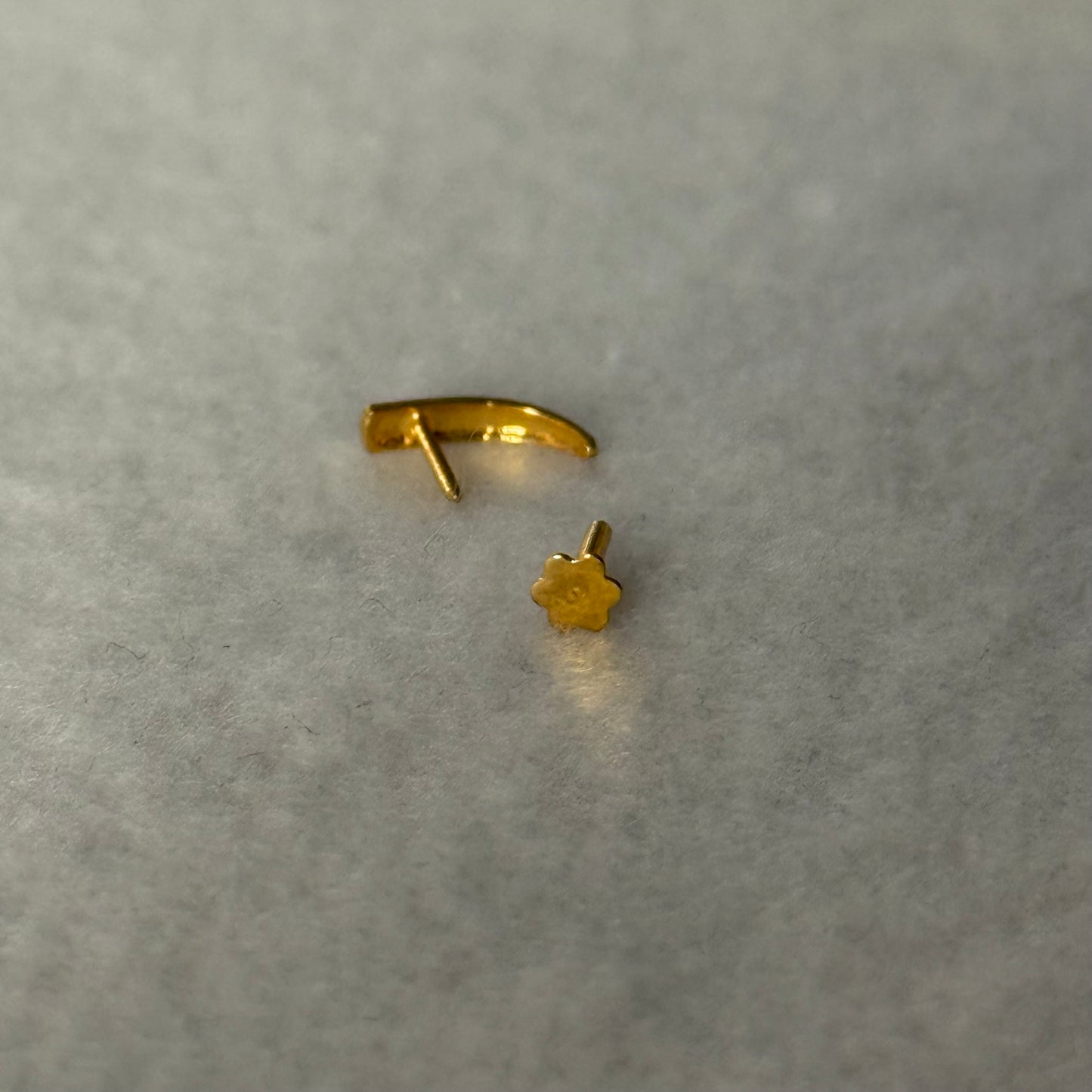 Crescent, 18ct gold plain stud