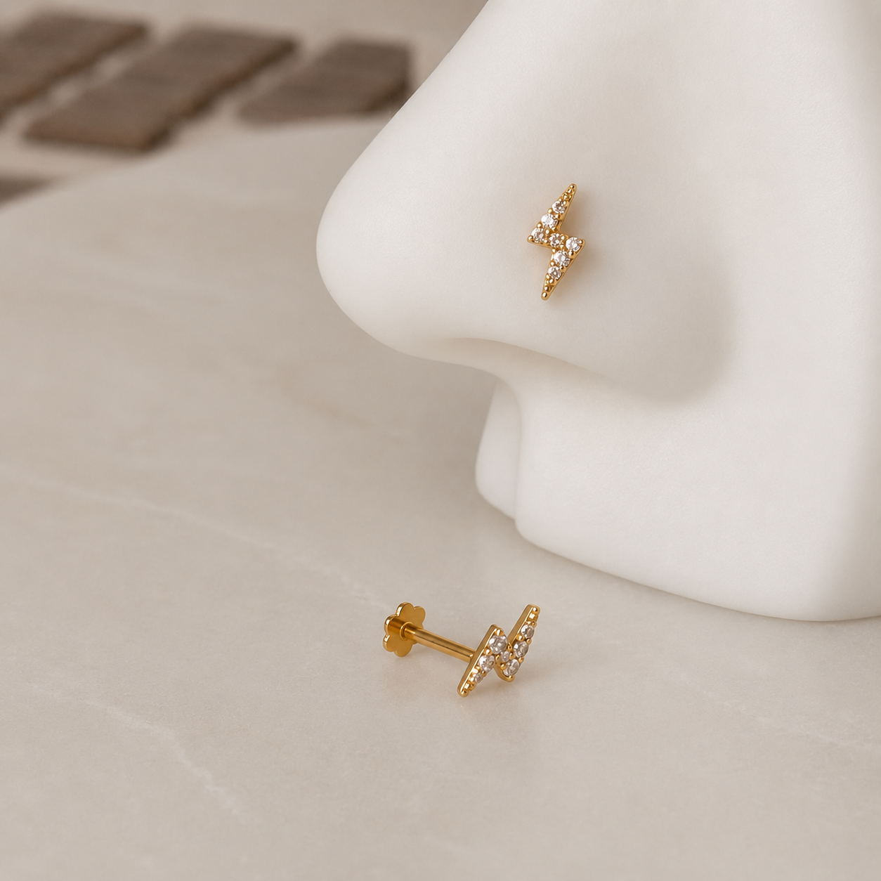 Noir Éclair - 18ct gold stud
