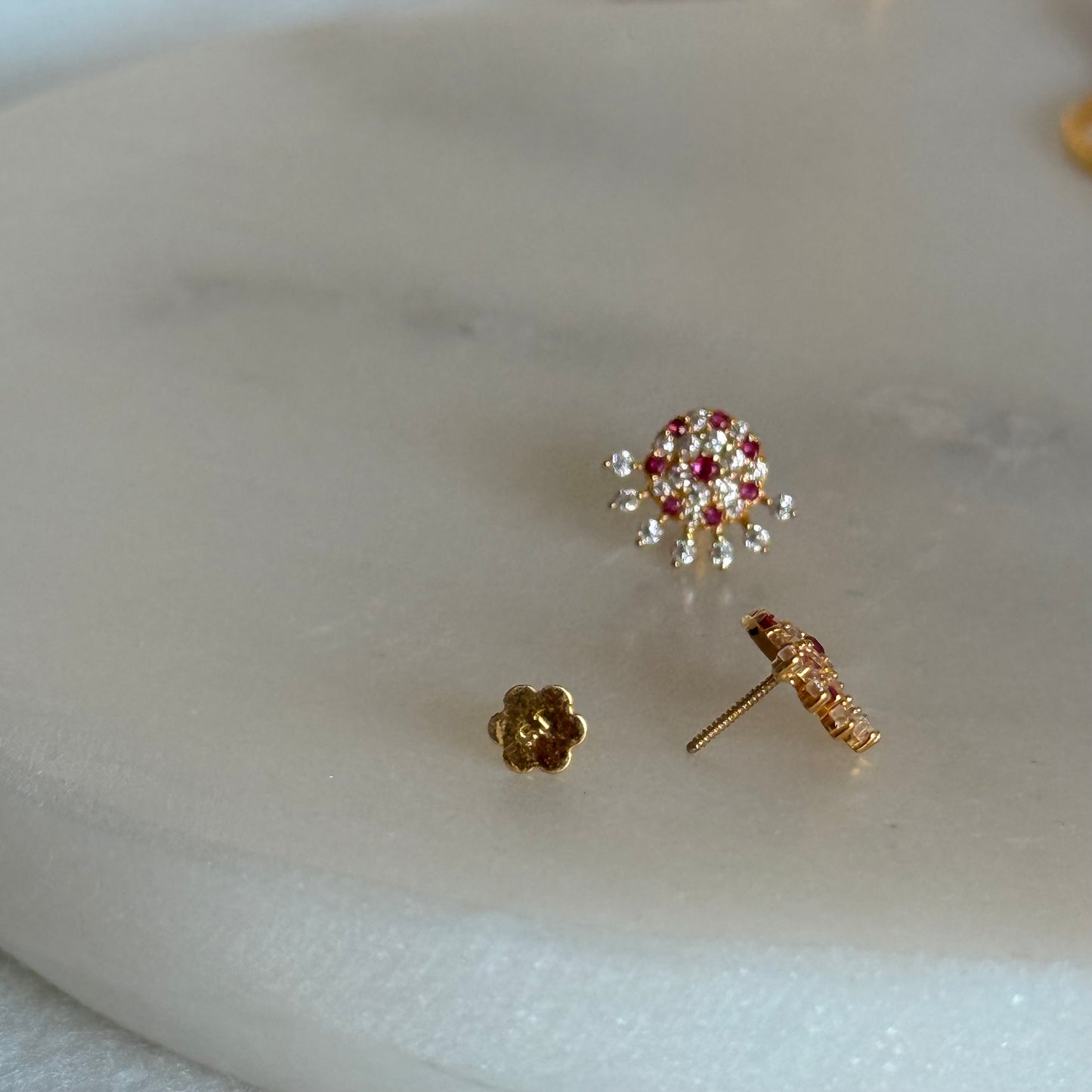 Crimson | 18ct gold 9mm stud pair
