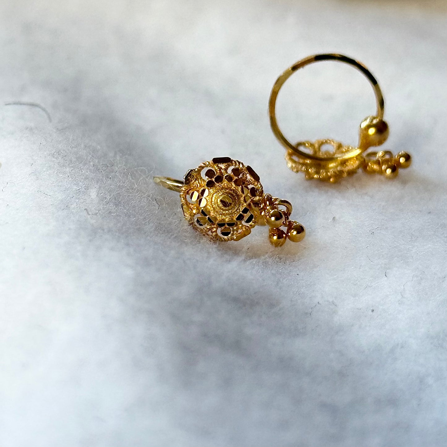 Mini Dahlia - 18ct gold hoop