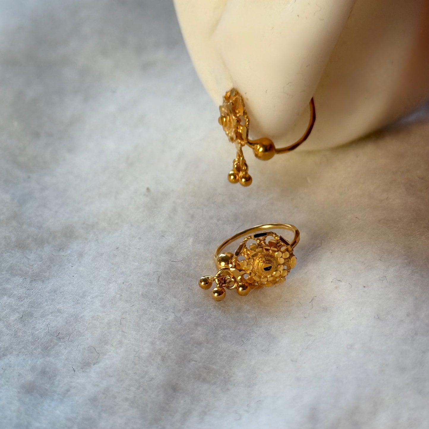 Mini Dahlia - 18ct gold hoop