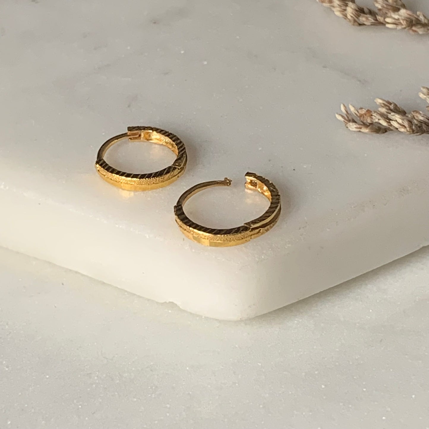 18ct Gold Huggies | 8mm