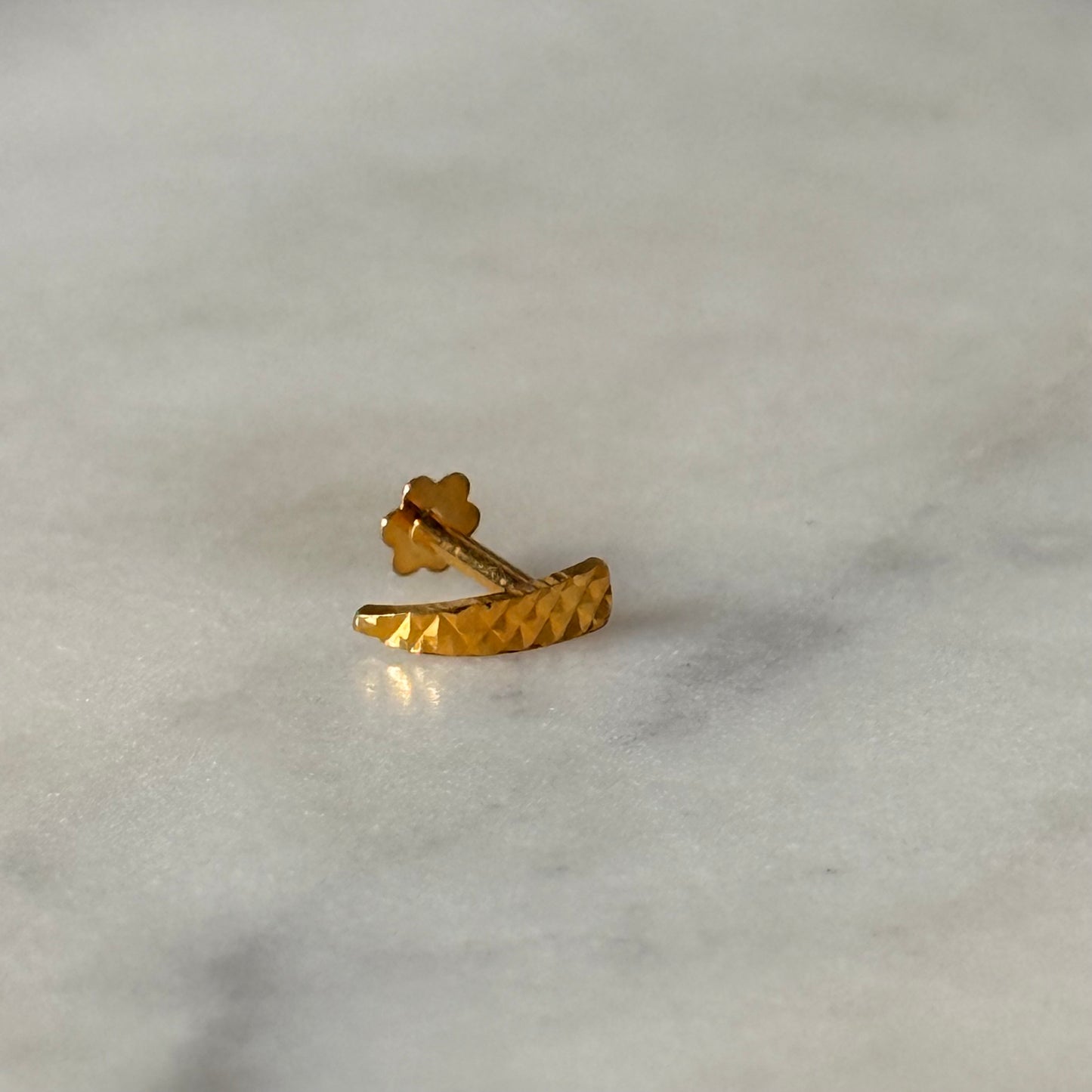 Fleur, 18ct dainty stud