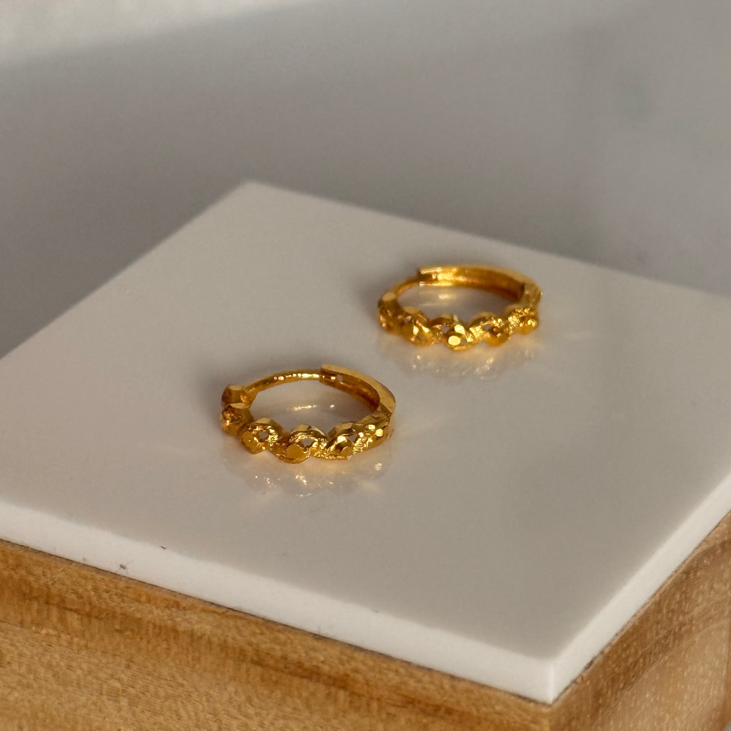 Entwine, 18ct Huggies pair | 8mm