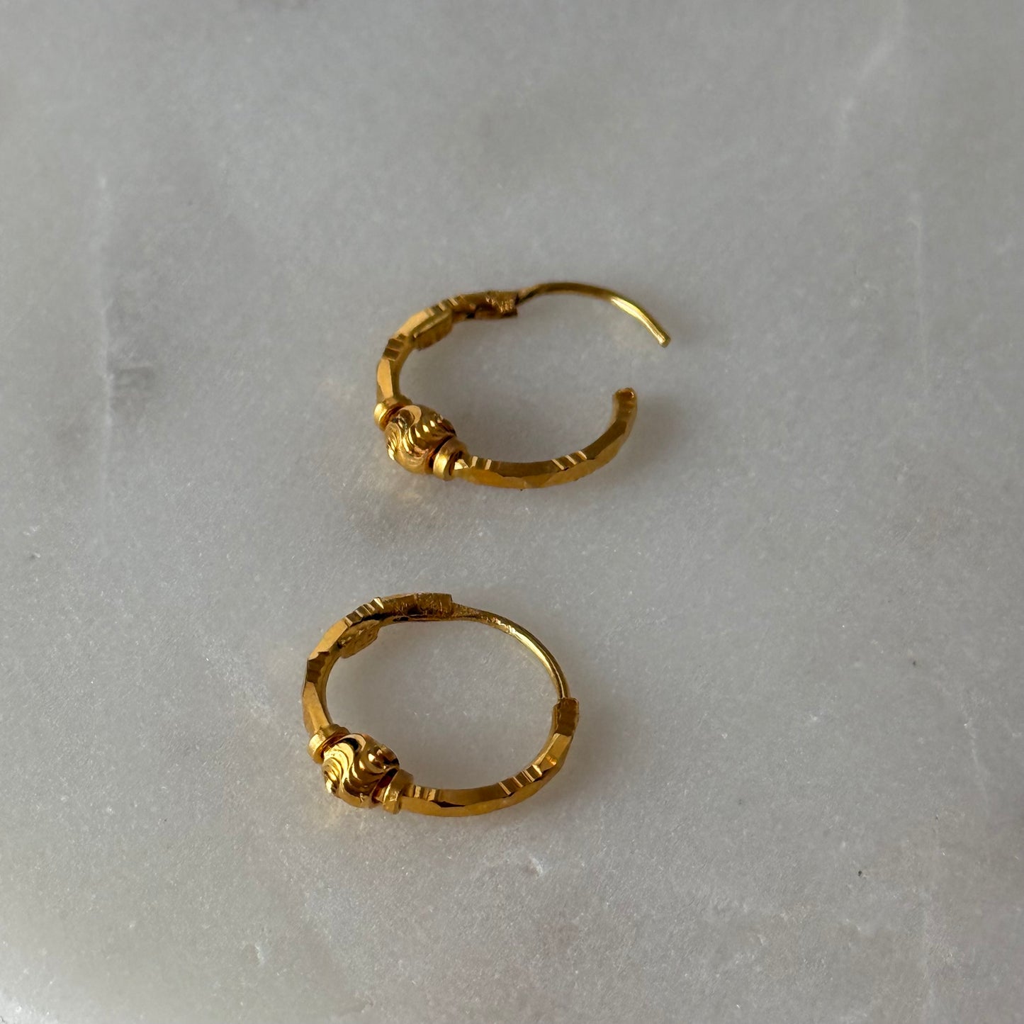 Vela, 22ct gold hoop pair | small