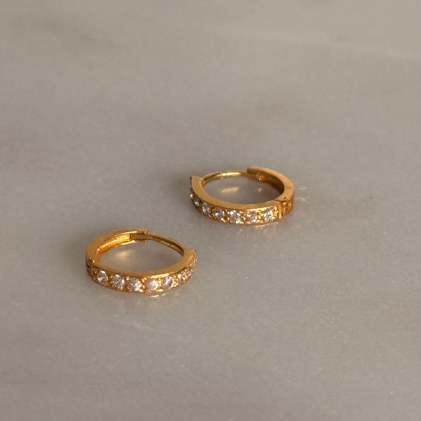 Hanna, 18ct gold Huggies | 8mm