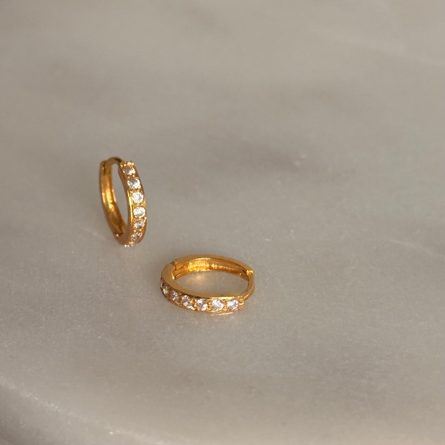 Hanna, 18ct gold Huggies | 8mm
