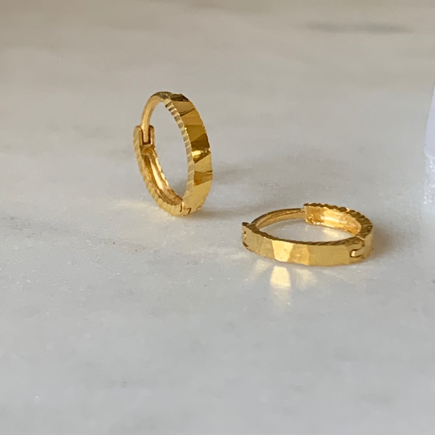 18ct Gold Huggies | 8mm