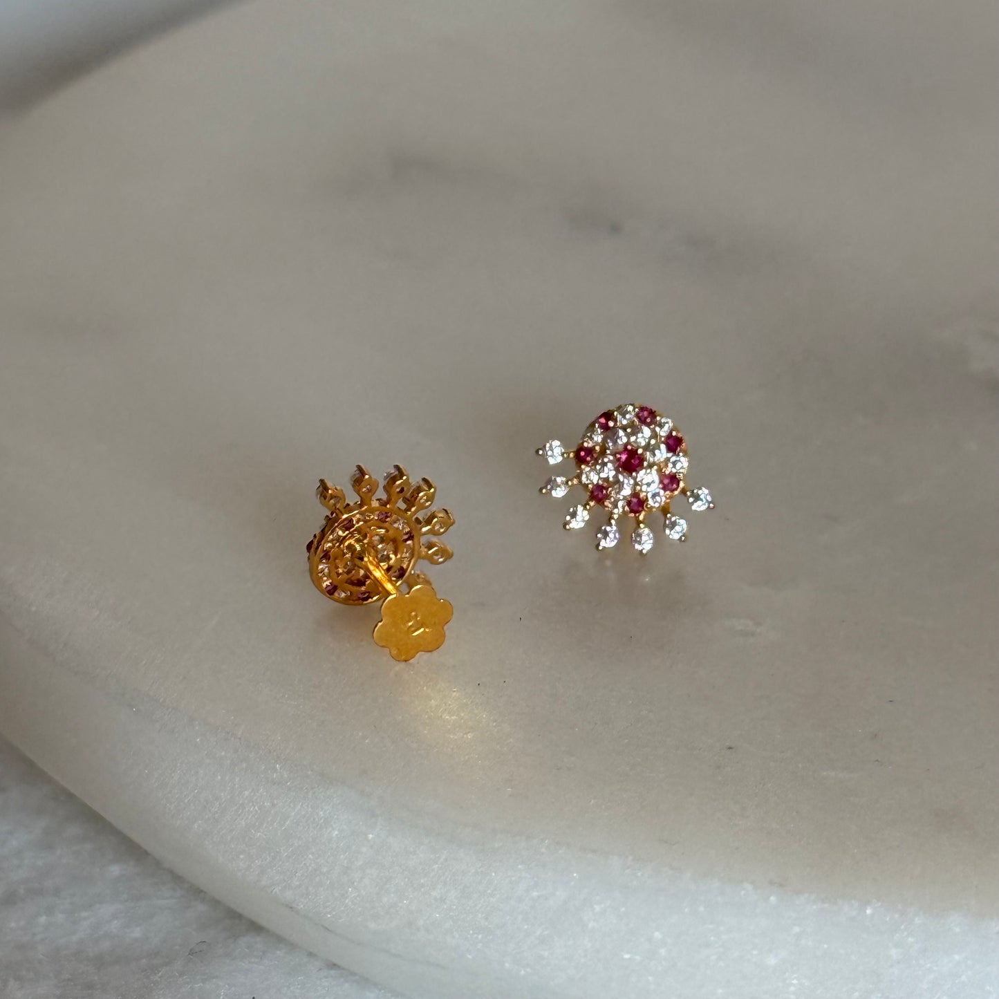 Crimson | 18ct gold 9mm stud pair