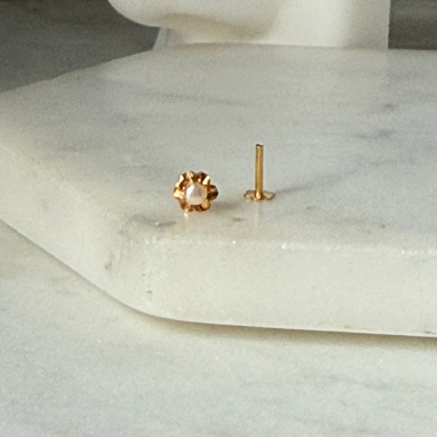 14ct gold single pearl stud