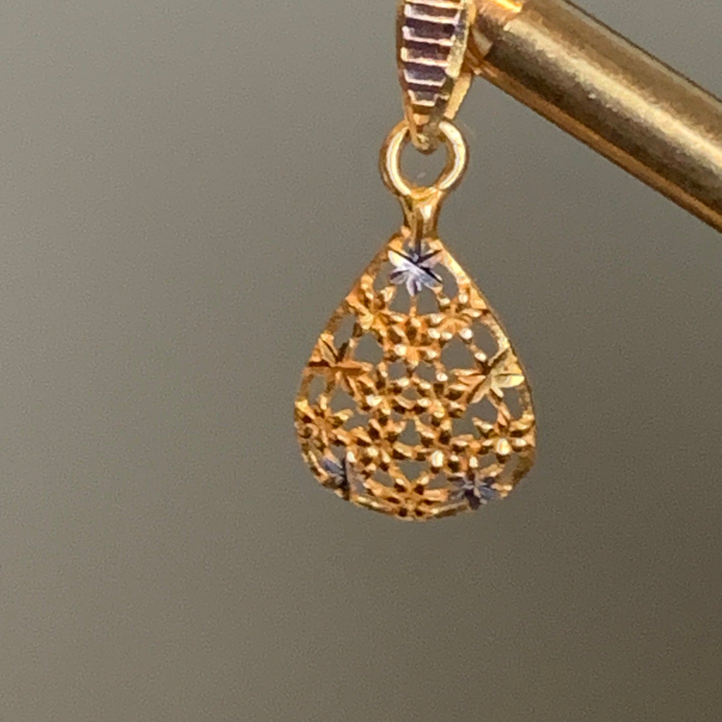 18ct Gold Teardrop Pendant | 12mm drop