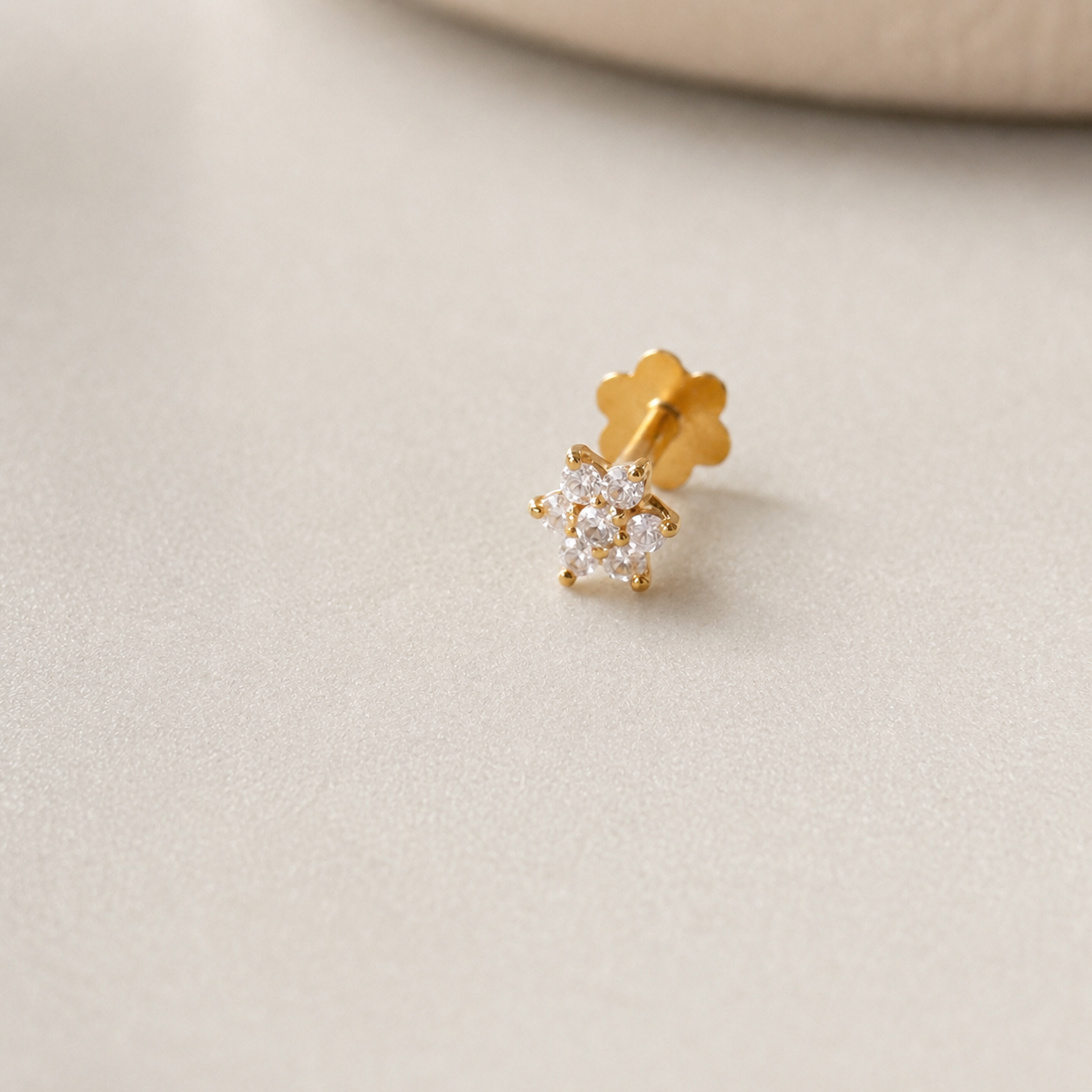 Daisy | 18ct gold stud, 4mm